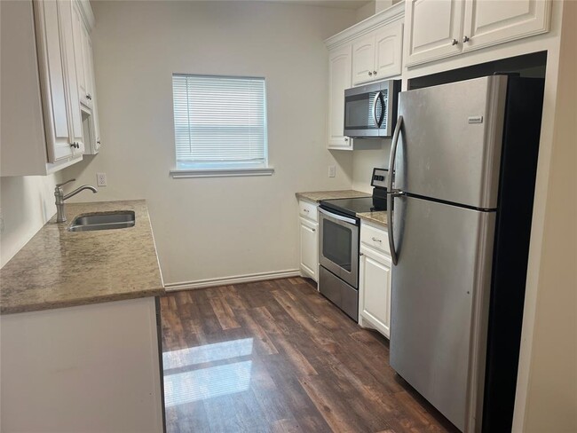 1843 Caroline Ln in Sealy, TX - Foto de edificio - Building Photo