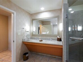 211 E Flamingo Rd in Las Vegas, NV - Building Photo - Building Photo