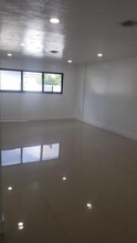 585 NE 179th Dr in North Miami Beach, FL - Building Photo - Building Photo