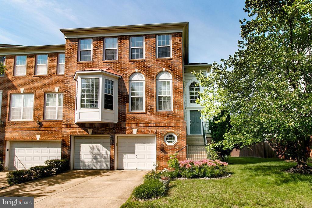 45792 Shagbark Terrace in Sterling, VA - Building Photo
