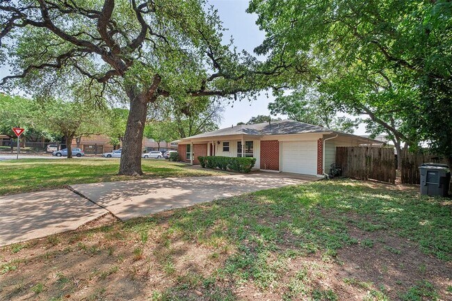 8801 Camelia Ln in Austin, TX - Building Photo - Building Photo