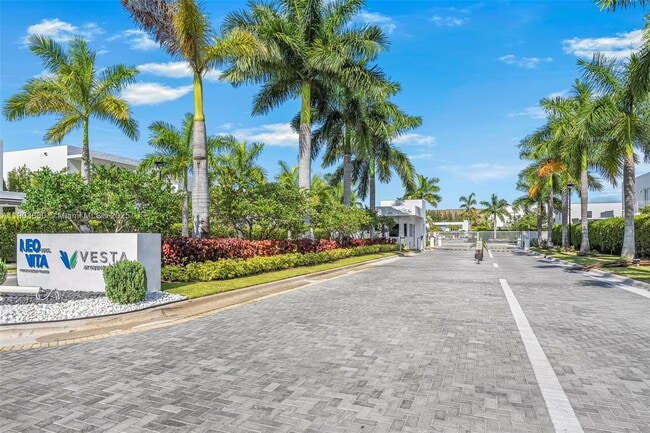 10330 NW 68th St in Doral, FL - Foto de edificio - Building Photo