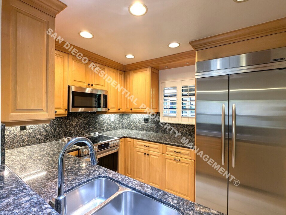 8850 Villa La Jolla Dr in San Diego, CA - Building Photo