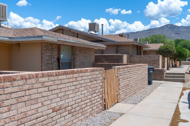 Los Arcos and Starlight Court in Alamogordo, NM - Building Photo - Building Photo