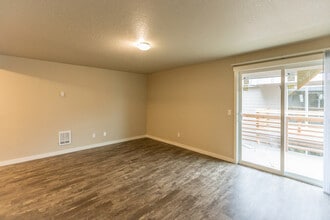 Willamette Pointe Apartments in Woodburn, OR - Building Photo - Building Photo
