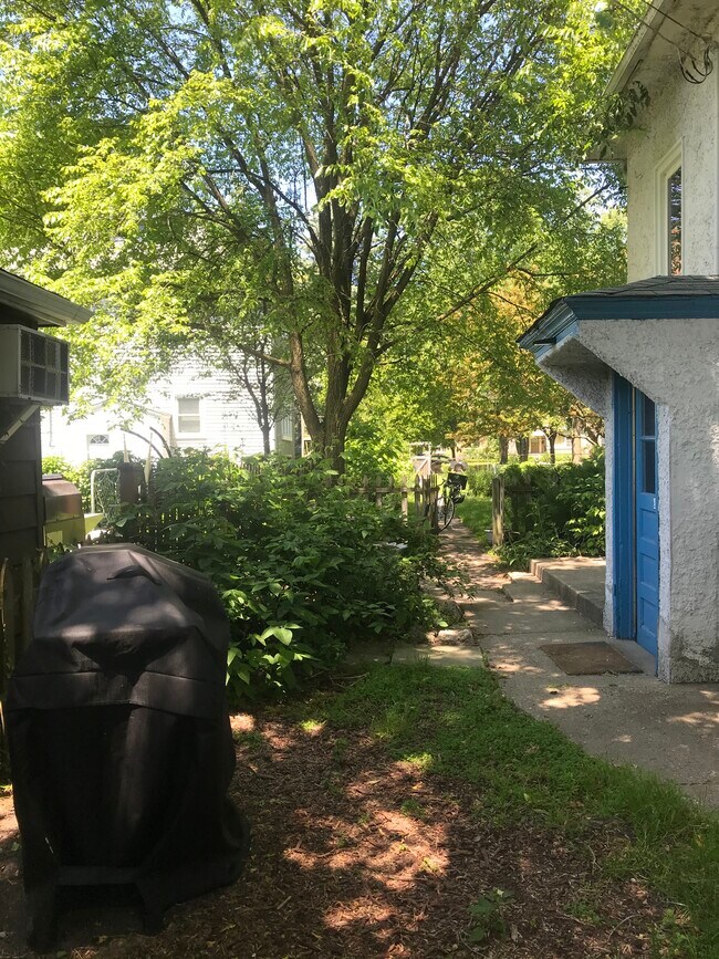 1524 Washington St Apartments and Nearby Evanston Apartments For Rent