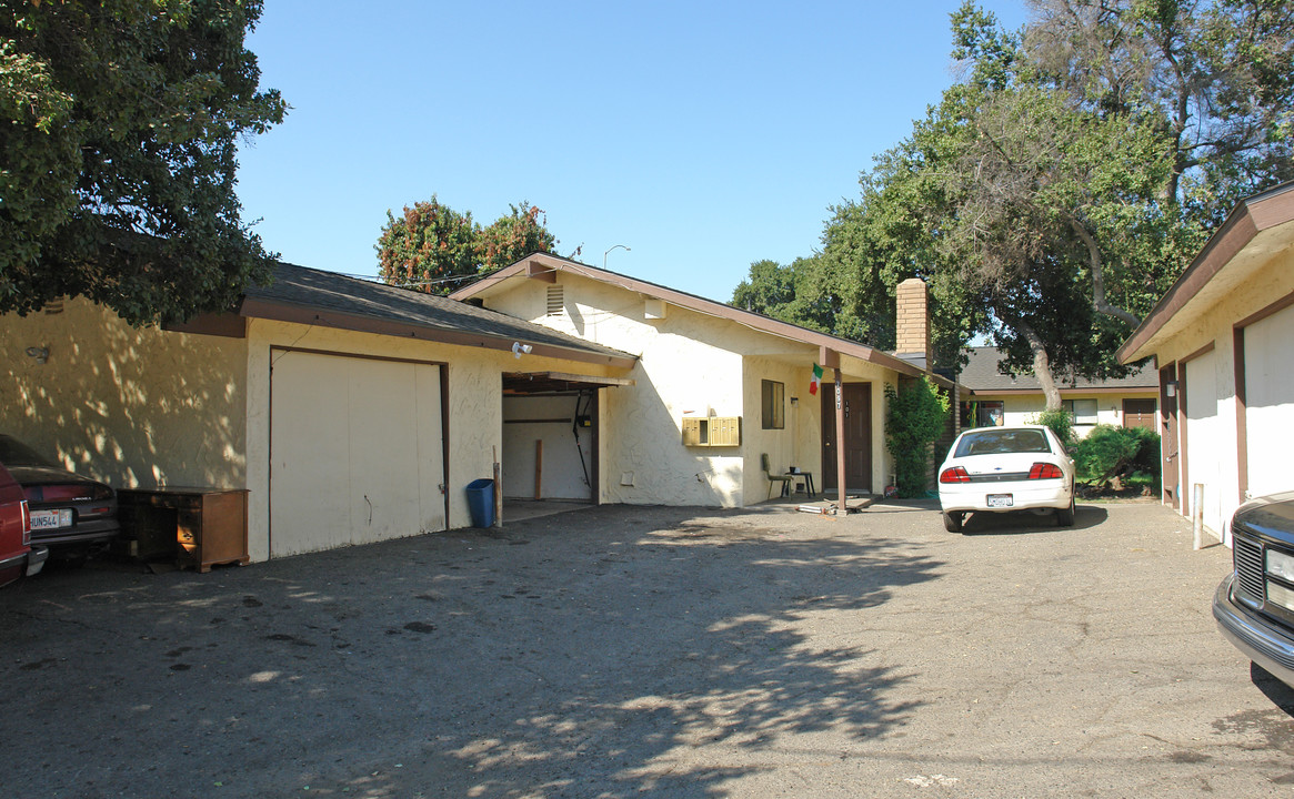 7097 N Howard St in Fresno, CA - Building Photo