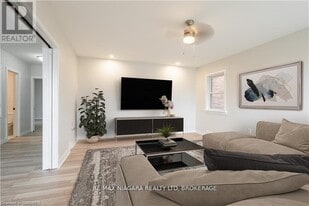 7121 Dorchester Rd in Niagara Falls, ON - Building Photo