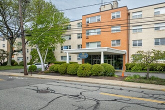 Harbour House Condominiums in New London, CT - Foto de edificio - Building Photo