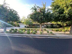 1217 W Tenaya Way in Fresno, CA - Building Photo - Building Photo