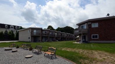 Ocean Forty Apartments in Warwick, RI - Foto de edificio - Building Photo