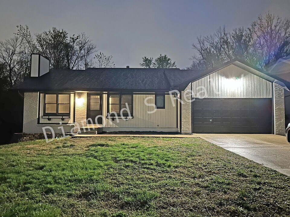 2608 W Hanover Dr in Springfield, MO - Building Photo