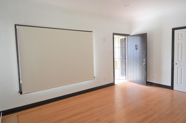 358 Orange Ave-Unit -1 in Long Beach, CA - Building Photo - Building Photo