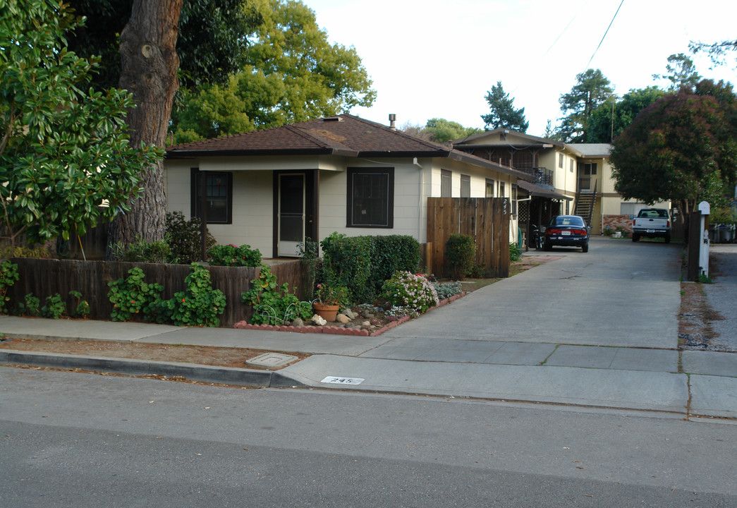 245 Chiquita Ave in Mountain View, CA - Building Photo