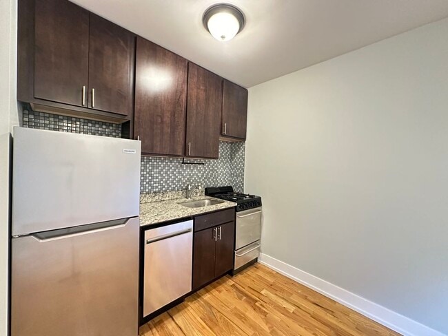 816 W Cornelia Ave, Unit A09C in Chicago, IL - Foto de edificio - Building Photo