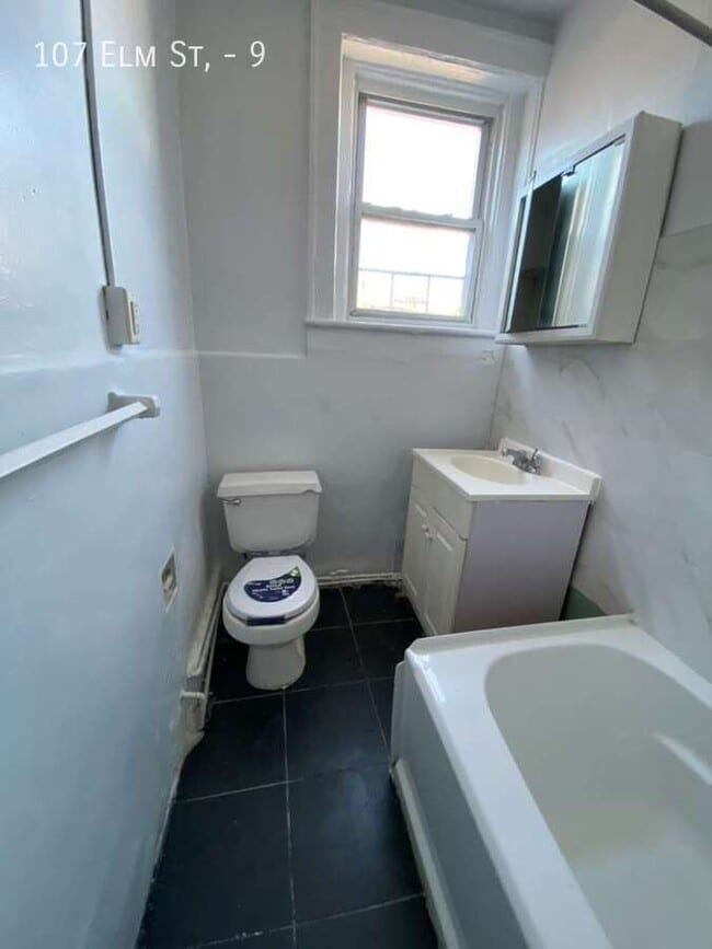 107 Elm St in Yonkers, NY - Building Photo - Building Photo