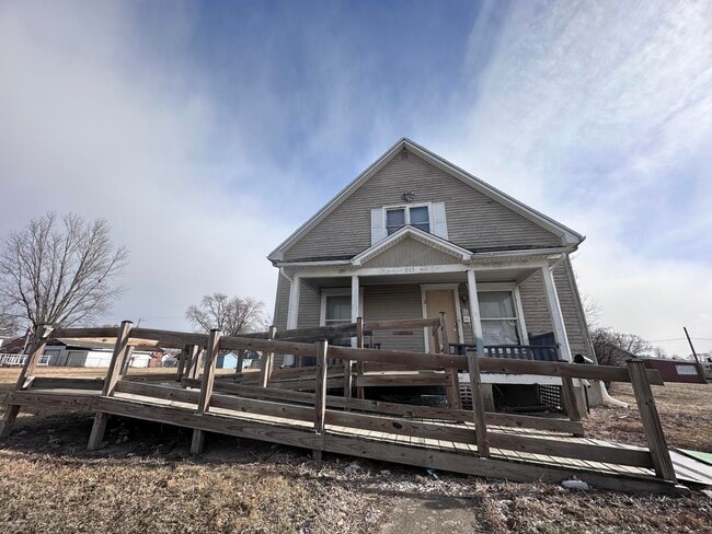 property at 905 Oak St