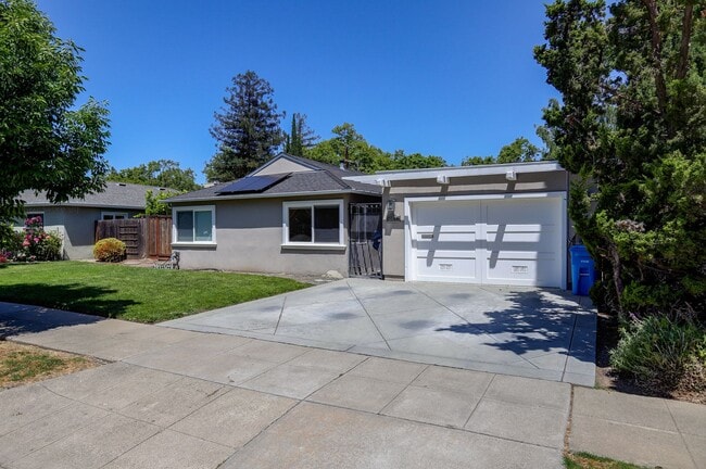 2746 Massachusetts Ave in Redwood City, CA - Foto de edificio - Building Photo