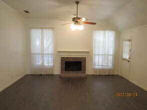 9415 Pine Arbor in San Antonio, TX - Foto de edificio - Building Photo