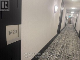 111 Elizabeth St in Toronto, ON - Building Photo