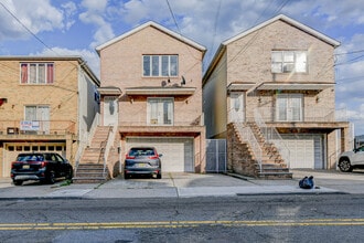 708 Garfield Ave, Unit # 2 in Jersey City, NJ - Foto de edificio - Building Photo