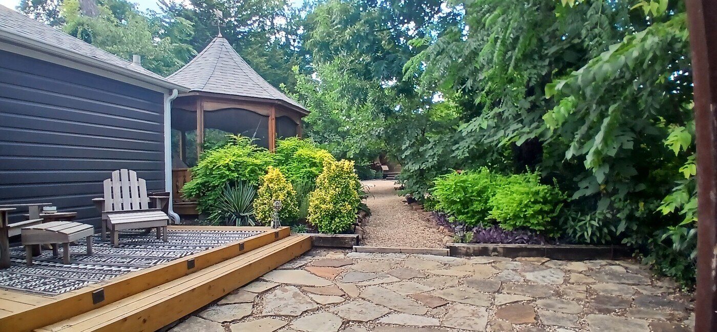 8635 San Benito Way in Dallas, TX - Building Photo