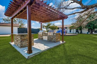 Oakmont in Arlington, TX - Foto de edificio - Building Photo