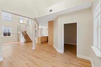 11032 NW 48th Ln in Doral, FL - Building Photo - Building Photo