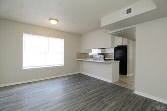 10151 Guidy Ln in Pensacola, FL - Foto de edificio - Building Photo