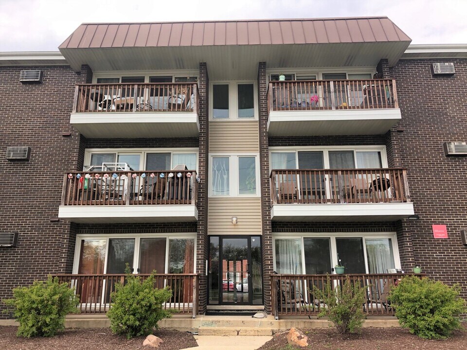 8656 84th Ct in Hickory Hills, IL - Foto de edificio