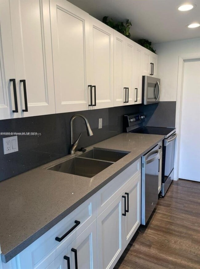 property at 4164 Inverrary Dr