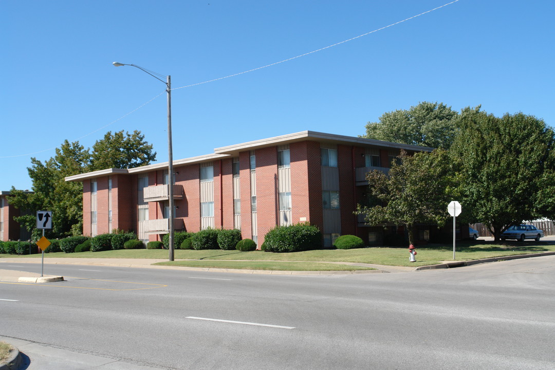 Boulevard Plaza in Wichita, KS - Building Photo