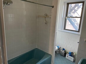 1728 Beacon St, Unit 2 in Brookline, MA - Foto de edificio - Building Photo