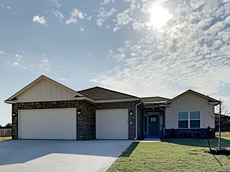 9904 Glover River Dr in Yukon, OK - Building Photo
