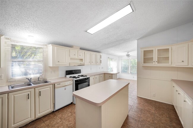 3614 College St in Damon, TX - Building Photo - Building Photo