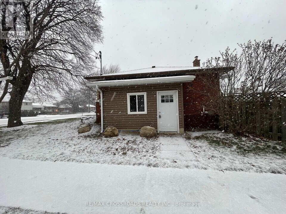 493 Upper Gage Ave in Hamilton, ON - Building Photo