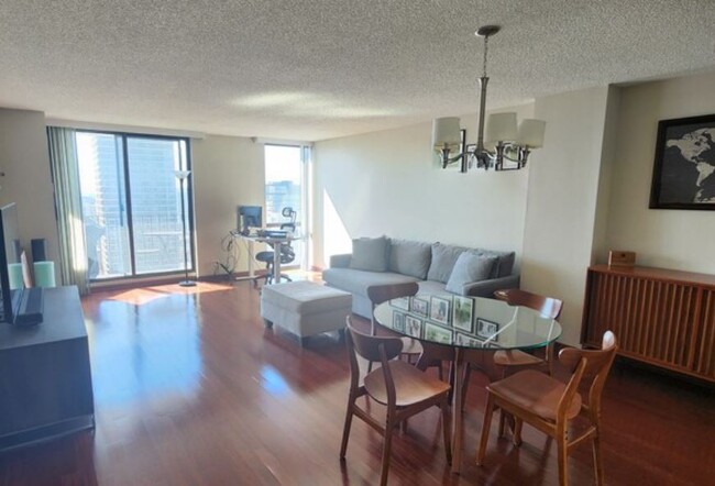 70 W Huron St, Unit 2407 in Chicago, IL - Foto de edificio - Building Photo