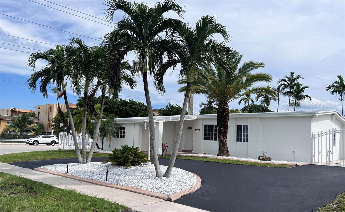 6781 W 11th Ct in Hialeah, FL - Building Photo