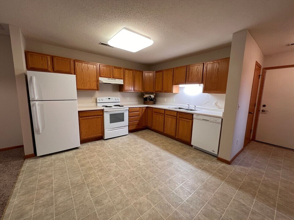 323 Williamsburg Pl in New Richmond, WI - Building Photo