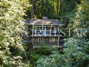 17422 Blue Heron Rd in Lake Oswego, OR - Building Photo - Building Photo