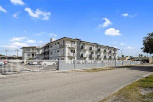 1051 NE 163rd St in North Miami Beach, FL - Building Photo