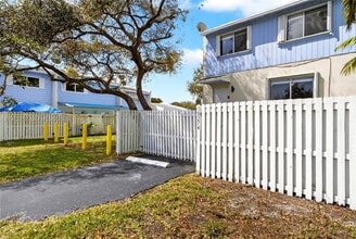 10274 SW 222nd St in Cutler Bay, FL - Building Photo - Building Photo