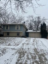 101 Oakwood Dr in Bolingbrook, IL - Building Photo