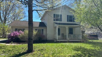 1 Robin Hood Ct in Saratoga Springs, NY - Building Photo