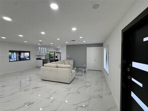 10394 Fairway Heights Blvd in Miami, FL - Building Photo - Building Photo