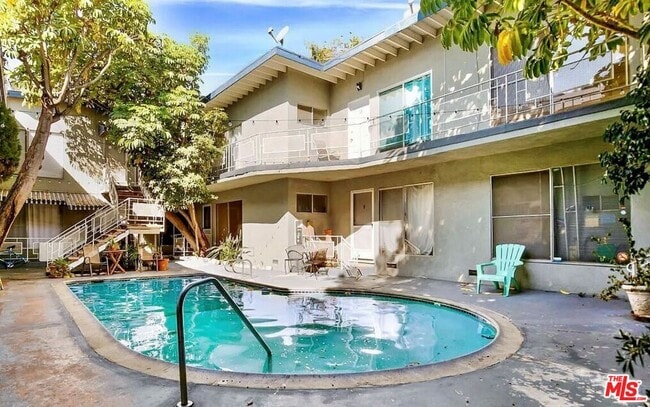 941 N San Vicente Blvd in West Hollywood, CA - Building Photo - Building Photo
