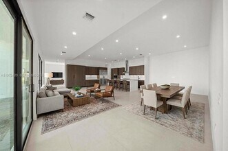 5718 Ashwood Cir in Fort Lauderdale, FL - Building Photo - Building Photo