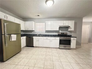 1109 Erie Cir in Stone Mountain, GA - Building Photo - Building Photo