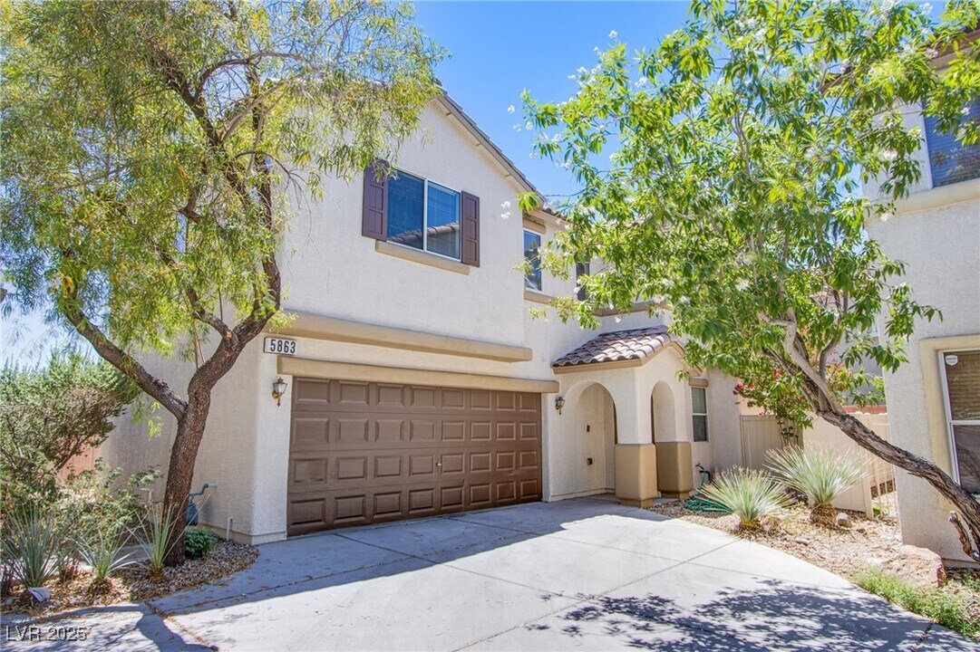5863 W Baroque Gold Ct in Las Vegas, NV - Building Photo