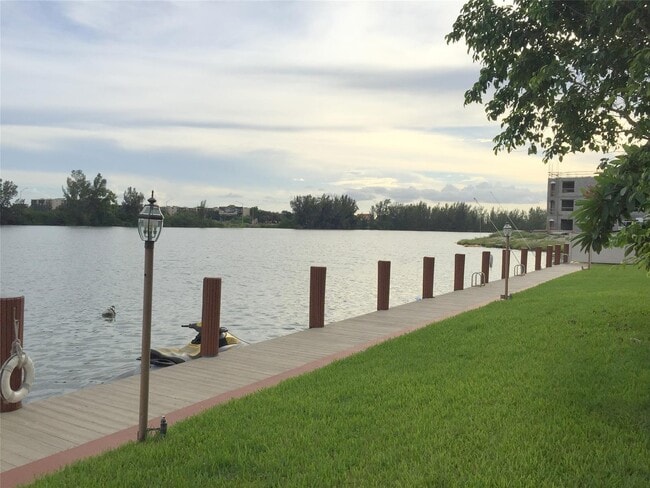 1100 Crystal Lake Dr in Deerfield Beach, FL - Foto de edificio - Building Photo